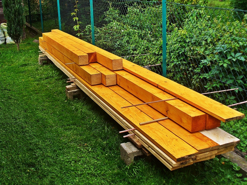 ebeniste-COURMES-min_boards_the_rafters_joinery_tree_painting_wood_colored_paint-871508