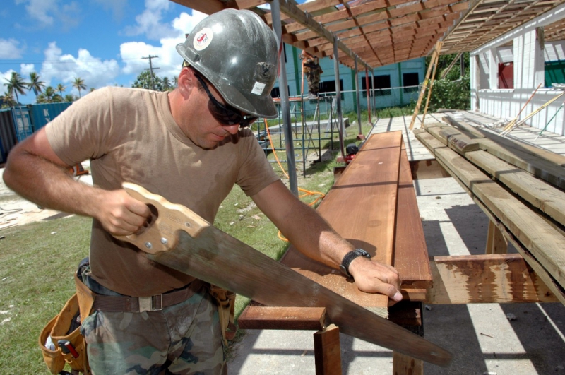 ebeniste-COURMES-min_worker_construction_building_carpenter_male_job_build_helmet-893290